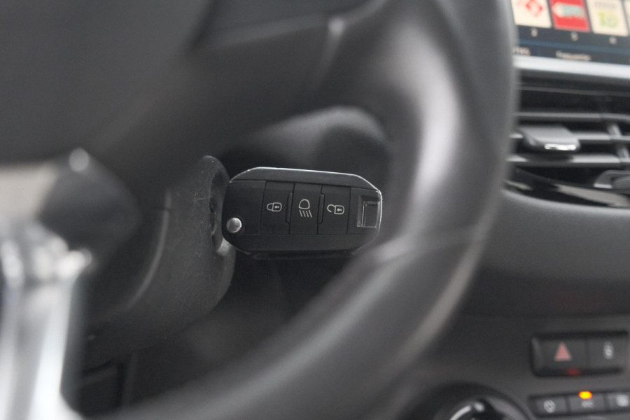 Peugeot 208 PureTech 82 Signature | Apple Carplay | Parkeersensoren | Navigatie | Airco