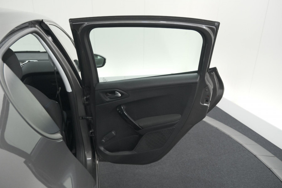 Peugeot 208 PureTech 82 Signature | Apple Carplay | Parkeersensoren | Navigatie | Airco