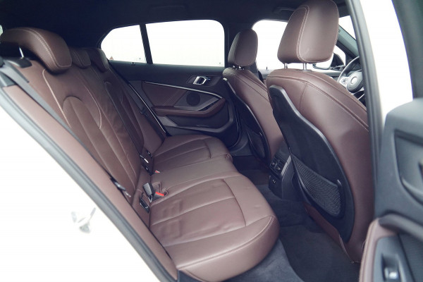 BMW 1-serie 118i Business Edition / M-Sport / 85dkm NAP / Leder / Camera / Stoel- & Stuurverw. / Navi