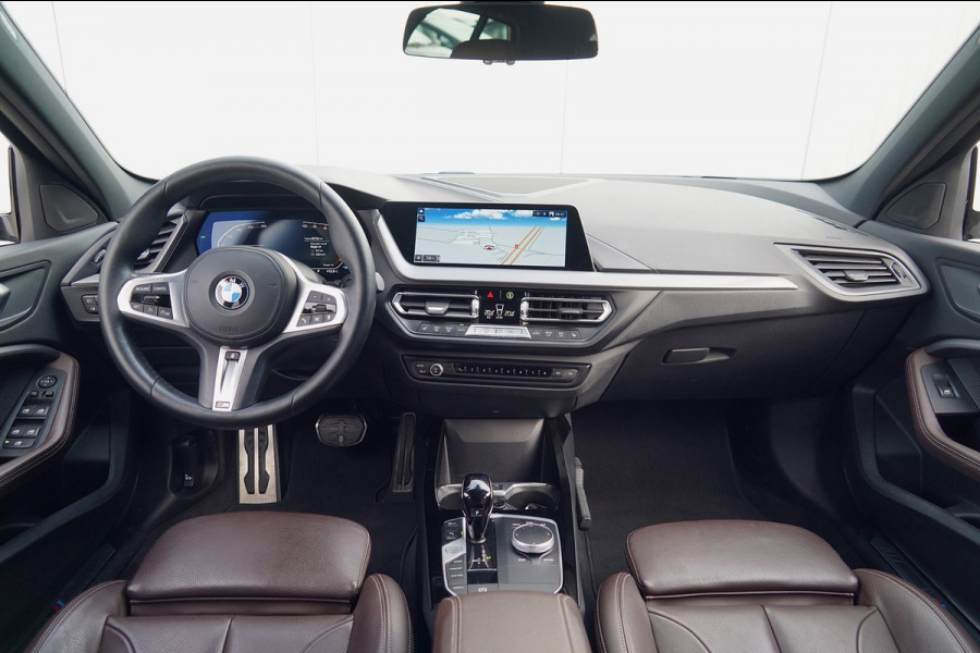 BMW 1-serie 118i Business Edition / M-Sport / 85dkm NAP / Leder / Camera / Stoel- & Stuurverw. / Navi