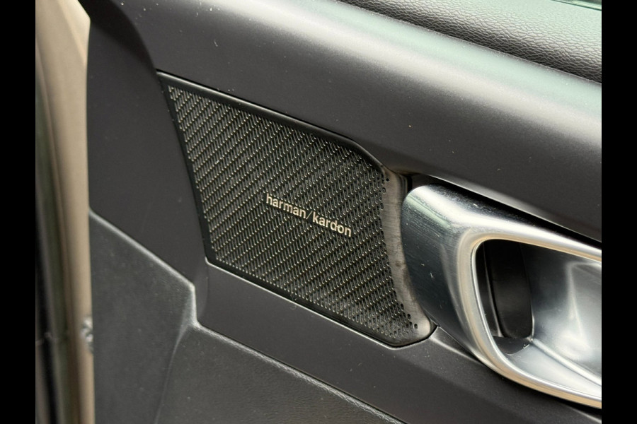 Volvo XC40 1.5 T5 Recharge R-Design NL-auto | Schuif- Kanteldak | H&K | Trekhaak | Stoelverwarming | Memory | Adaptive Cruise