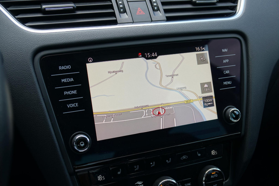 Škoda Octavia 1.5 TSI Greentech Ambition Business Automaat + TREKHAAK / KEYLESS / VOORRUITVERWARMING