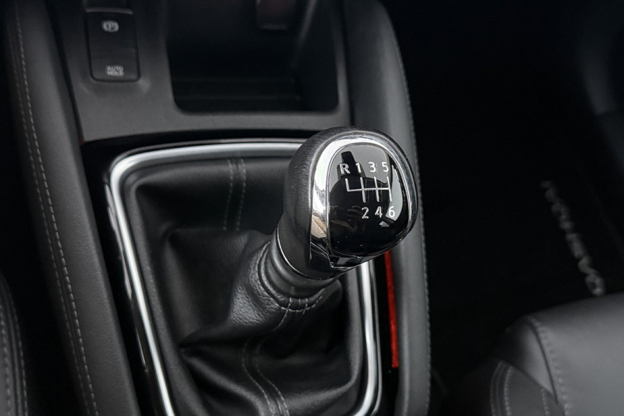 Nissan QASHQAI 1.2 Tekna + (STOELVERWARMING, CAMERA, ELEKTR STOELEN, TREKHAAK, PARKEERSENSOREN, LANE-ASSSIST)