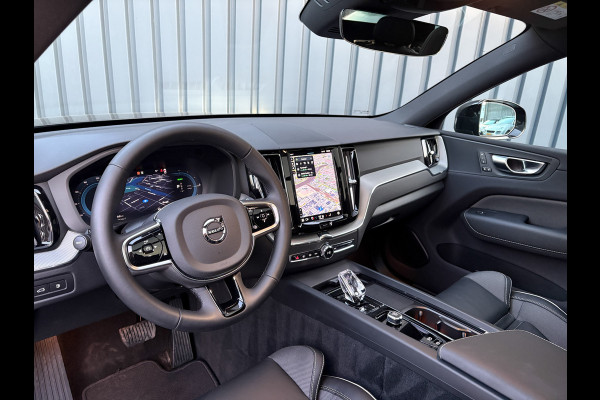 Volvo XC60 2.0 T6 Plug-in hybrid AWD Plus Black Edition | 360 Camera | Harman/Kardon | Trekhaak | Panodak | Dodehoek sensoren | Prijs Rijklaar!!