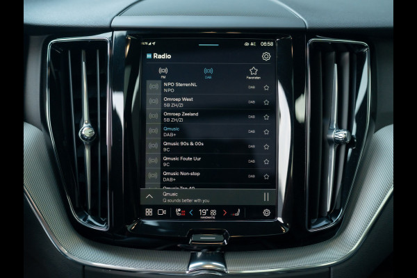 Volvo XC60 2.0 T6 Plug-in hybrid AWD Plus Black Edition | 360 Camera | Harman/Kardon | Trekhaak | Panodak | Dodehoek sensoren | Prijs Rijklaar!!