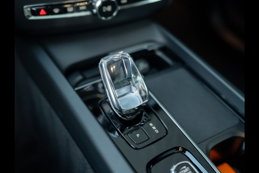 Volvo XC60 2.0 T6 Plug-in hybrid AWD Plus Black Edition | 360 Camera | Harman/Kardon | Trekhaak | Panodak | Dodehoek sensoren | Prijs Rijklaar!!