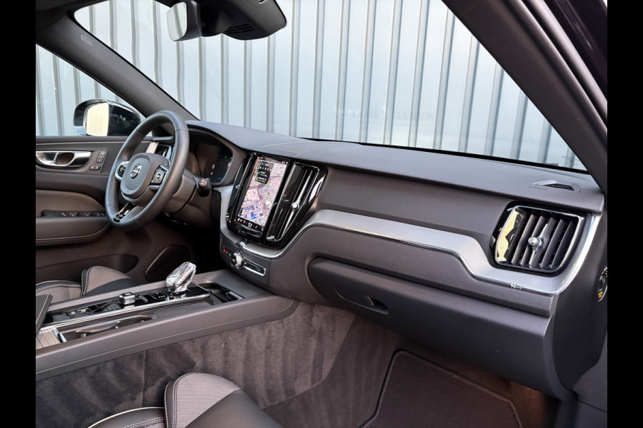Volvo XC60 2.0 T6 Plug-in hybrid AWD Plus Black Edition | 360 Camera | Harman/Kardon | Trekhaak | Panodak | Dodehoek sensoren | Prijs Rijklaar!!
