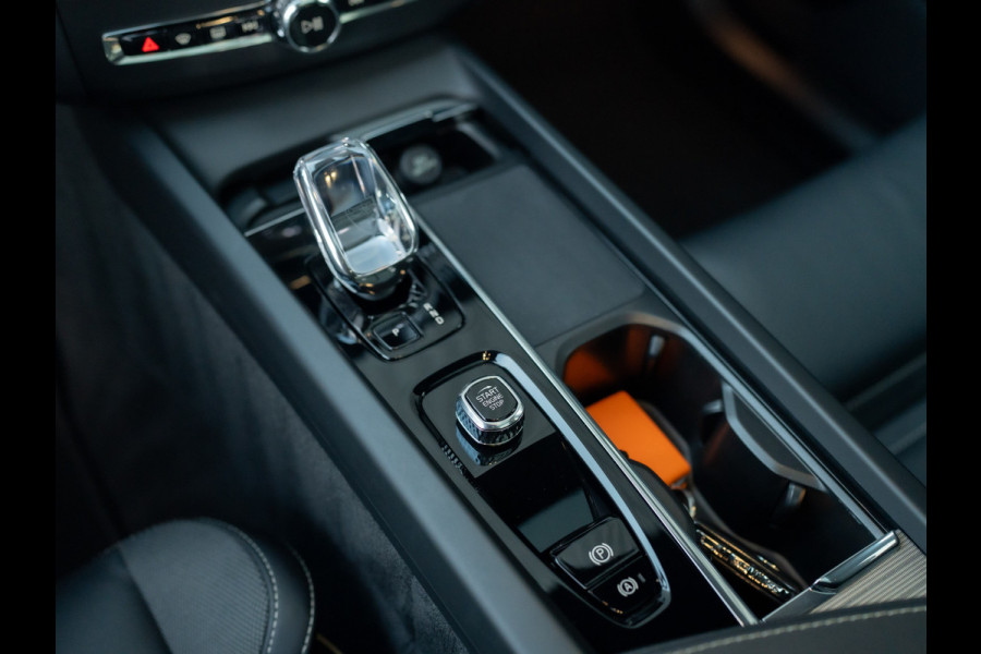 Volvo XC60 2.0 T6 Plug-in hybrid AWD Plus Black Edition | 360 Camera | Harman/Kardon | Trekhaak | Panodak | Dodehoek sensoren | Prijs Rijklaar!!