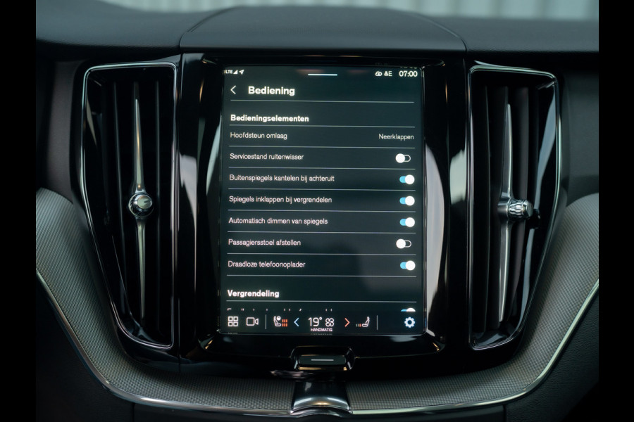 Volvo XC60 2.0 T6 Plug-in hybrid AWD Plus Black Edition | 360 Camera | Harman/Kardon | Trekhaak | Panodak | Dodehoek sensoren | Prijs Rijklaar!!