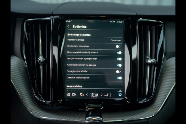 Volvo XC60 2.0 T6 Plug-in hybrid AWD Plus Black Edition | 360 Camera | Harman/Kardon | Trekhaak | Panodak | Dodehoek sensoren | Prijs Rijklaar!!