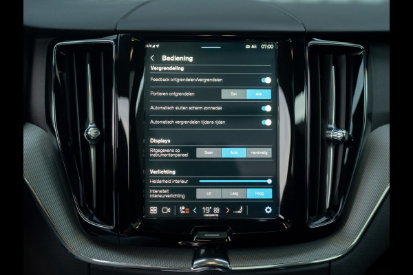 Volvo XC60 2.0 T6 Plug-in hybrid AWD Plus Black Edition | 360 Camera | Harman/Kardon | Trekhaak | Panodak | Dodehoek sensoren | Prijs Rijklaar!!