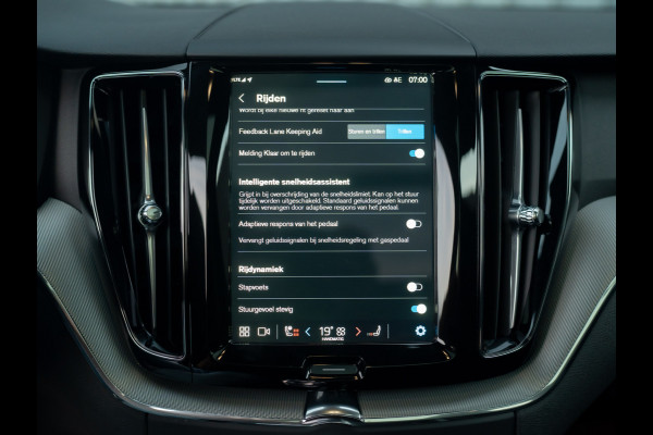 Volvo XC60 2.0 T6 Plug-in hybrid AWD Plus Black Edition | 360 Camera | Harman/Kardon | Trekhaak | Panodak | Dodehoek sensoren | Prijs Rijklaar!!
