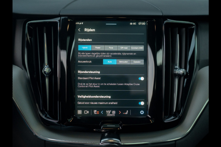 Volvo XC60 2.0 T6 Plug-in hybrid AWD Plus Black Edition | 360 Camera | Harman/Kardon | Trekhaak | Panodak | Dodehoek sensoren | Prijs Rijklaar!!