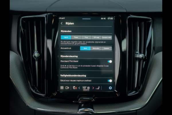 Volvo XC60 2.0 T6 Plug-in hybrid AWD Plus Black Edition | 360 Camera | Harman/Kardon | Trekhaak | Panodak | Dodehoek sensoren | Prijs Rijklaar!!