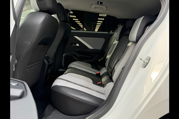 Opel Astra 1.2 Elegance Automaat 130 Pk / Navi Carplay / Climate / Camera / Cruise / Lichtmetaal.