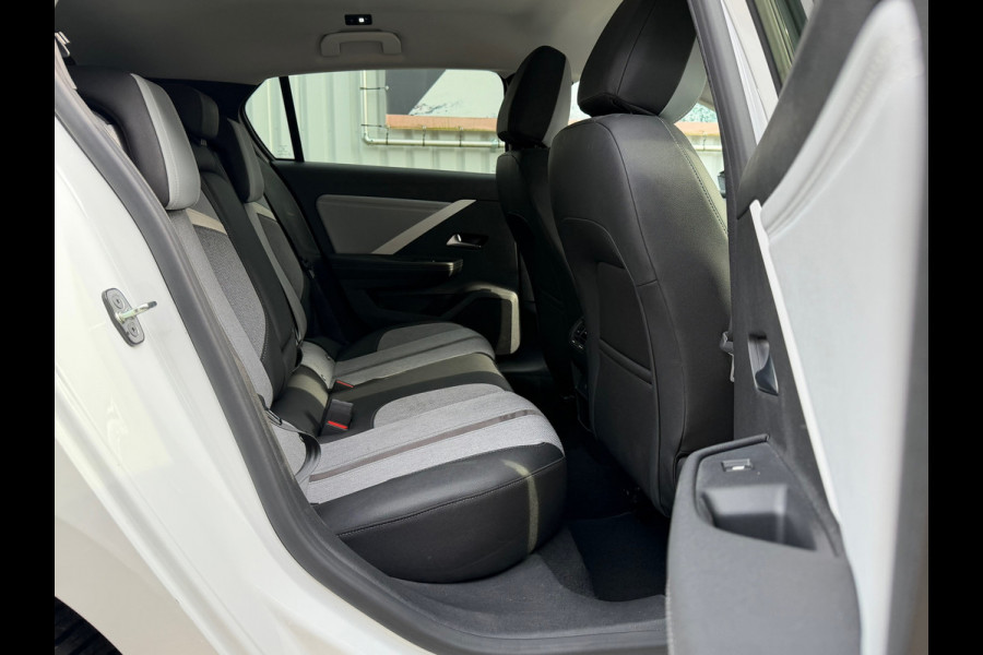 Opel Astra 1.2 Elegance Automaat 130 Pk / Navi Carplay / Climate / Camera / Cruise / Lichtmetaal.