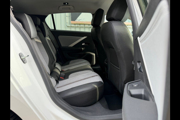 Opel Astra 1.2 Elegance Automaat 130 Pk / Navi Carplay / Climate / Camera / Cruise / Lichtmetaal.