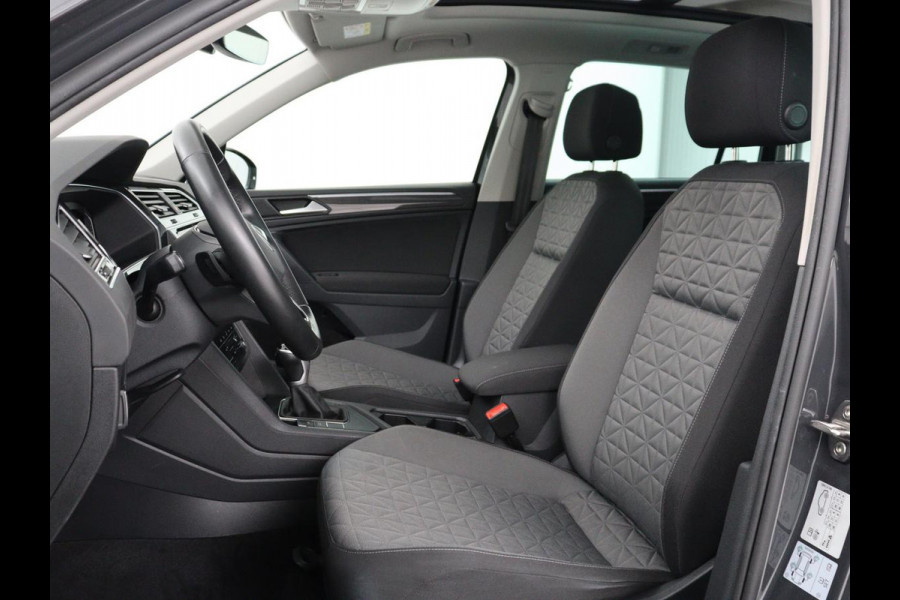 Volkswagen Tiguan 1.4 TSI eHybrid Comfortline | Panoramadak | Camera | Carplay | Adaptive cruise | Keyless | Navigatie | Full LED | Climate control | Virtual Cockpit | Sfeerverlichting | PHEV | Plug In