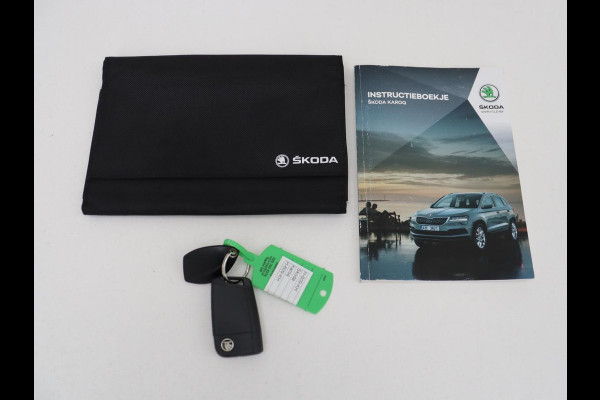 Škoda Karoq 1.5 TSI Business Edition | Panoramadak | Leder | Stoelverwarming | Adaptive cruise | Side Assist | Carplay | Navigatie | Camera | Navigatie | Full LED | Climate control | Parkeerhulp