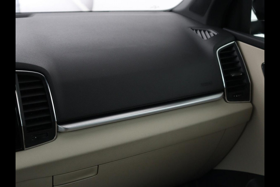 Škoda Karoq 1.5 TSI Business Edition | Panoramadak | Leder | Stoelverwarming | Adaptive cruise | Side Assist | Carplay | Navigatie | Camera | Navigatie | Full LED | Climate control | Parkeerhulp