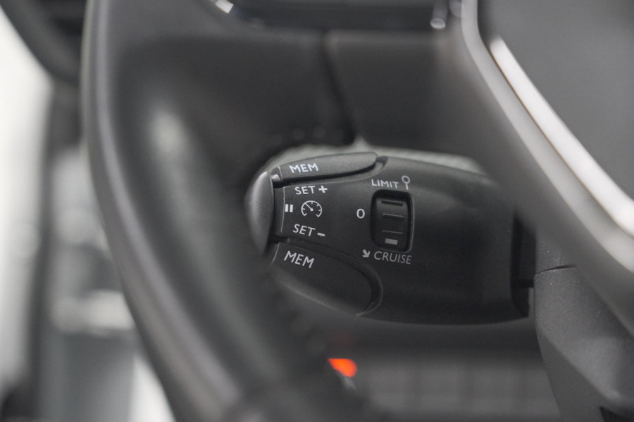 Peugeot 208 PureTech 100 Allure | Parkeersensoren | Apple Carplay | Stoelverwarming