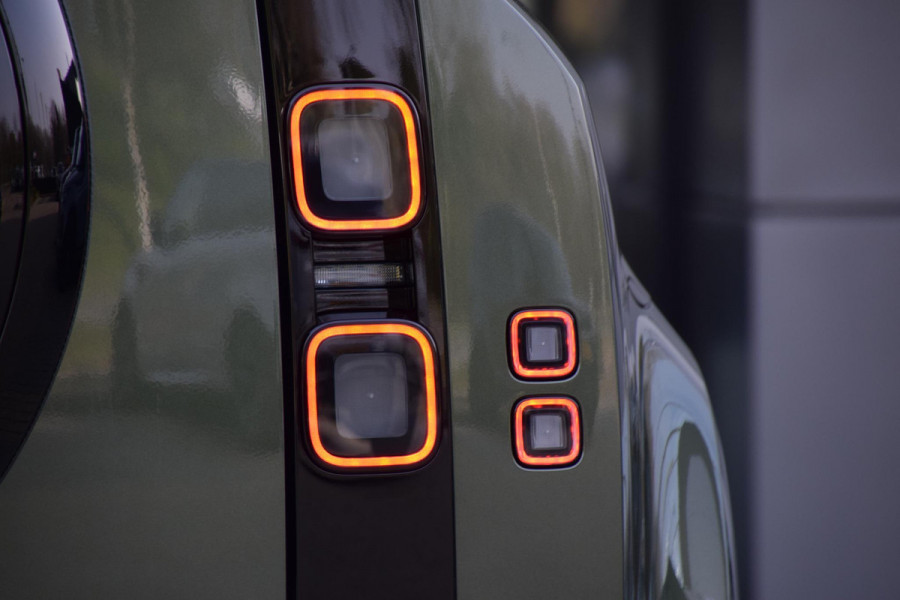 Land Rover Defender 110 P300e 110 Forest Edition