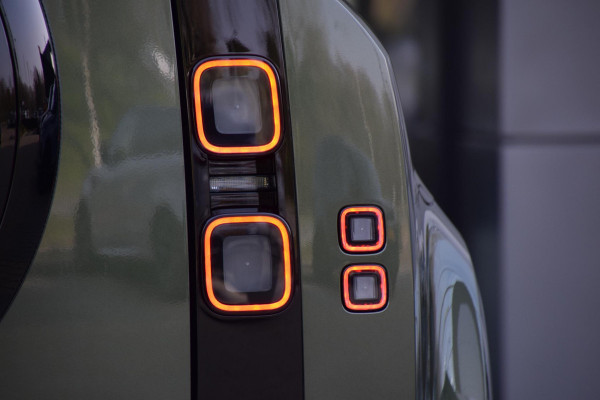 Land Rover Defender 110 P300e 110 Forest Edition