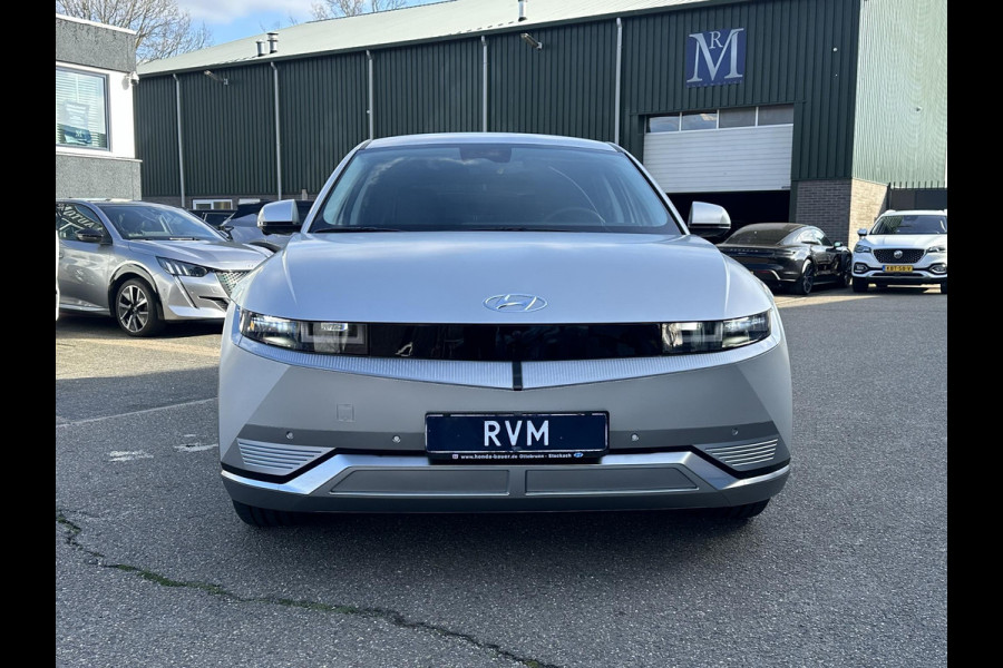 Hyundai IONIQ 5 Lounge 77kWh SOH 100%| NIEUWE AUTO 45KM!!| VAN €60.000,- NU VOOR SLECHTS €45.877,- Uw LENTEVOORDEEL €14.123,-| ELEK. STOELEN MET MEMORY| WARMTEPOMP| BOSE AUDIO| HEAD-UP DISPLAY| STOELVERWARMING+ VENTILATIE| ACHTERBANK VERWARMD| SUPER COMPLEET!|