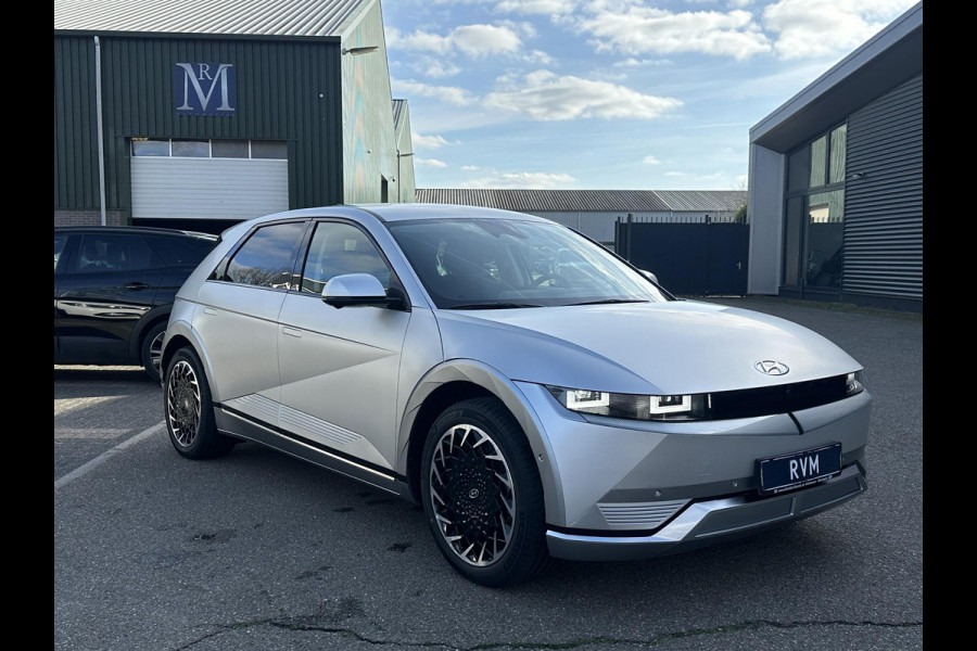 Hyundai IONIQ 5 Lounge 77kWh SOH 100%| NIEUWE AUTO 45KM!!| VAN €60.000,- NU VOOR SLECHTS €45.877,- Uw LENTEVOORDEEL €14.123,-| ELEK. STOELEN MET MEMORY| WARMTEPOMP| BOSE AUDIO| HEAD-UP DISPLAY| STOELVERWARMING+ VENTILATIE| ACHTERBANK VERWARMD| SUPER COMPLEET!|