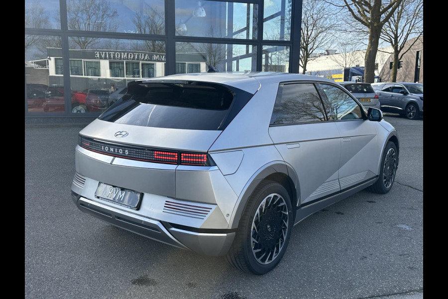 Hyundai IONIQ 5 Lounge 77kWh SOH 100%| NIEUWE AUTO 45KM!!| VAN €60.000,- NU VOOR SLECHTS €45.877,- Uw LENTEVOORDEEL €14.123,-| ELEK. STOELEN MET MEMORY| WARMTEPOMP| BOSE AUDIO| HEAD-UP DISPLAY| STOELVERWARMING+ VENTILATIE| ACHTERBANK VERWARMD| SUPER COMPLEET!|