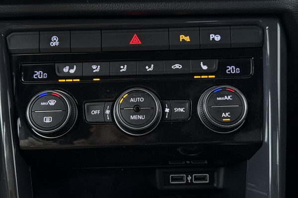 Volkswagen T-Roc 2.0 TSI 4Motion Sport (PANORAMADAK, TREKHAAK, STOELVERWARMING, CRUISE ADAPTIEF, DIGITALE COCKPIT, CARPLAY)