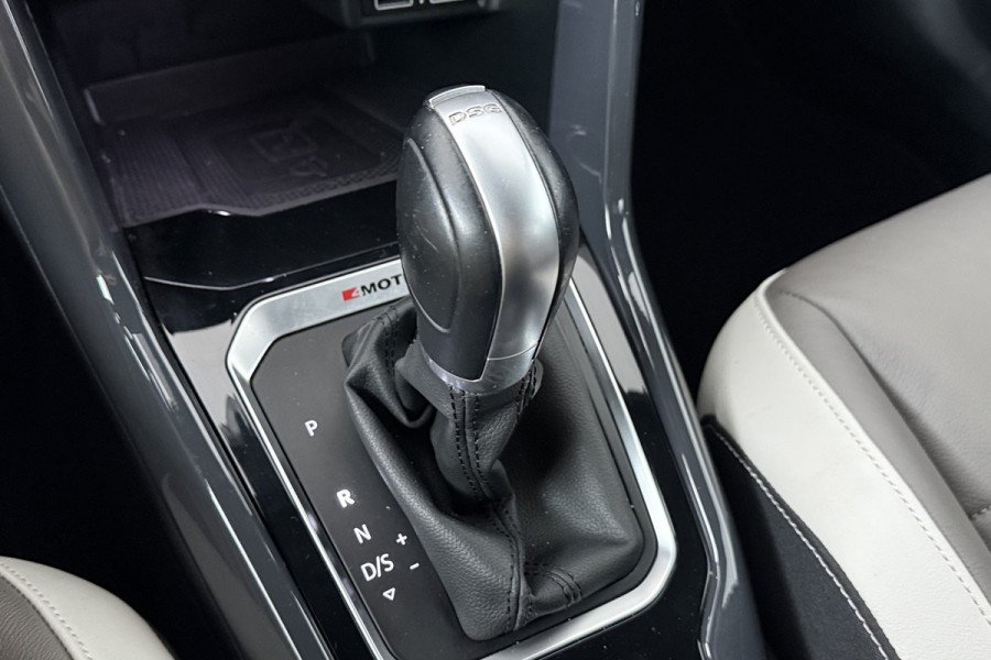 Volkswagen T-Roc 2.0 TSI 4Motion Sport (PANORAMADAK, TREKHAAK, STOELVERWARMING, CRUISE ADAPTIEF, DIGITALE COCKPIT, CARPLAY)