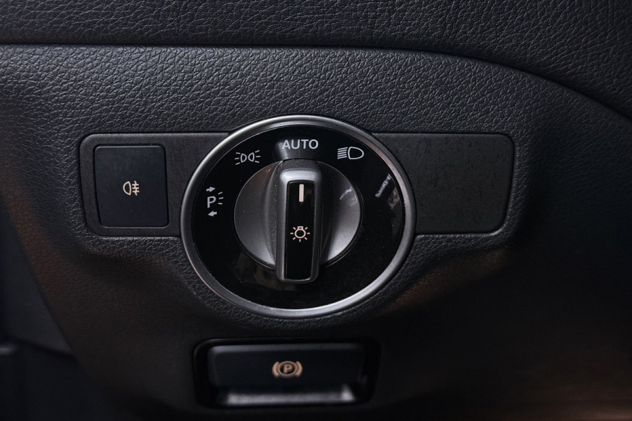 Mercedes-Benz CLA-Klasse 180 Business Solution (STOELVERWARMING, ACHTERUITRIJCAMERA, NAVIGATIE, CRUISE CONTROL, PARKEERSENSOREN)