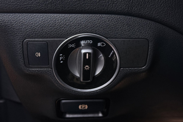 Mercedes-Benz CLA-Klasse 180 Business Solution (STOELVERWARMING, ACHTERUITRIJCAMERA, NAVIGATIE, CRUISE CONTROL, PARKEERSENSOREN)