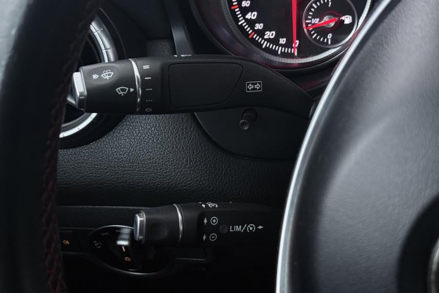 Mercedes-Benz CLA-Klasse 180 Business Solution (STOELVERWARMING, ACHTERUITRIJCAMERA, NAVIGATIE, CRUISE CONTROL, PARKEERSENSOREN)