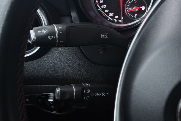 Mercedes-Benz CLA-Klasse 180 Business Solution (STOELVERWARMING, ACHTERUITRIJCAMERA, NAVIGATIE, CRUISE CONTROL, PARKEERSENSOREN)