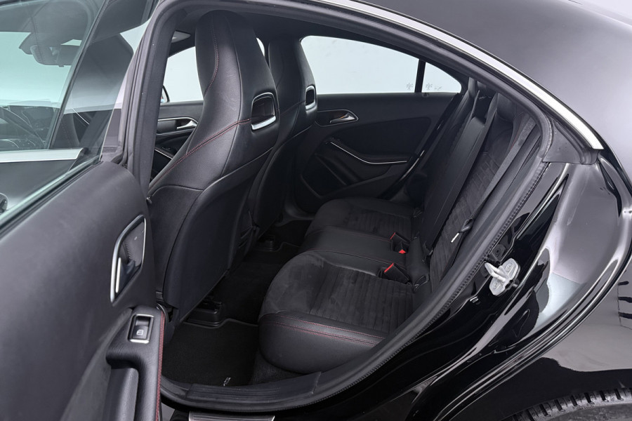 Mercedes-Benz CLA-Klasse 180 Business Solution (STOELVERWARMING, ACHTERUITRIJCAMERA, NAVIGATIE, CRUISE CONTROL, PARKEERSENSOREN)