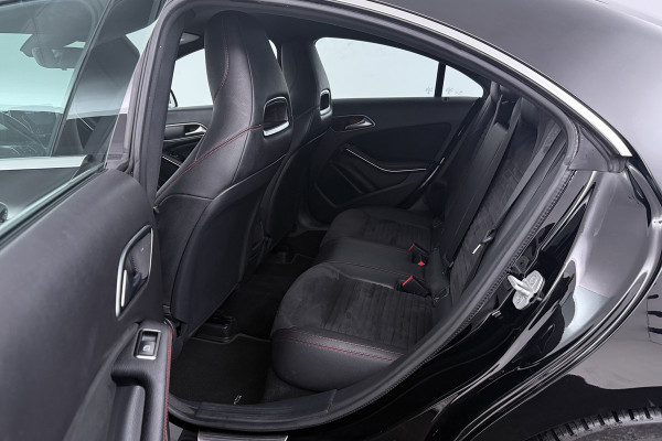 Mercedes-Benz CLA-Klasse 180 Business Solution (STOELVERWARMING, ACHTERUITRIJCAMERA, NAVIGATIE, CRUISE CONTROL, PARKEERSENSOREN)