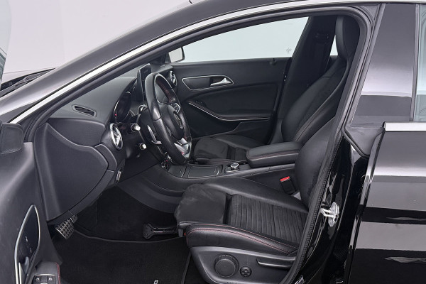 Mercedes-Benz CLA-Klasse 180 Business Solution (STOELVERWARMING, ACHTERUITRIJCAMERA, NAVIGATIE, CRUISE CONTROL, PARKEERSENSOREN)