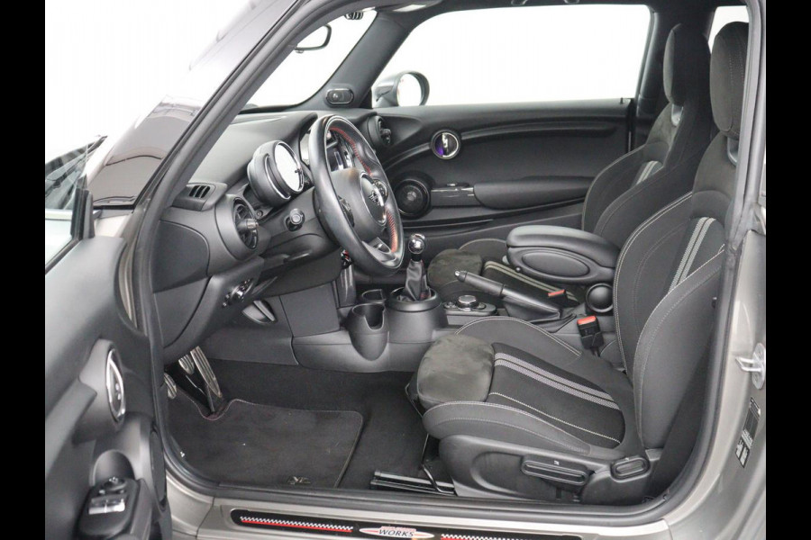 MINI Cooper 1.5 John Cooper Works | Harman/Kardon | Carplay | Sportstoelen | Full LED | Navigatie | Climate control | Park Assist | Cruise control | Getint glas