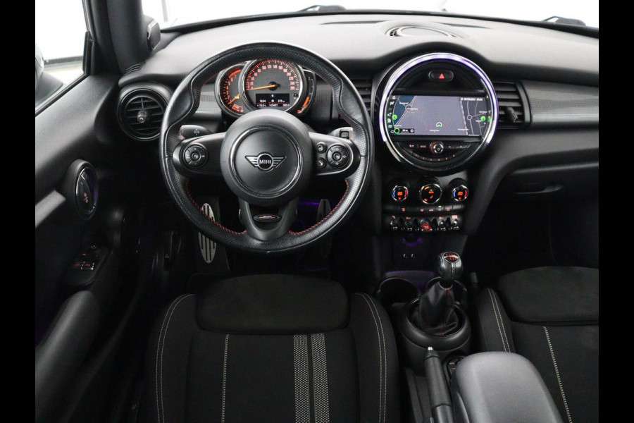 MINI Cooper 1.5 John Cooper Works | Harman/Kardon | Carplay | Sportstoelen | Full LED | Navigatie | Climate control | Park Assist | Cruise control | Getint glas