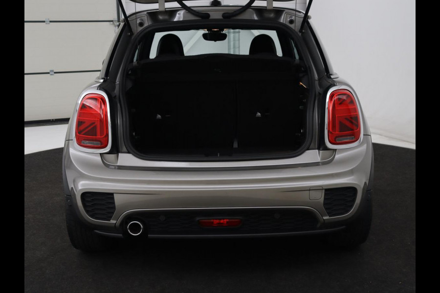 MINI Cooper 1.5 John Cooper Works | Harman/Kardon | Carplay | Sportstoelen | Full LED | Navigatie | Climate control | Park Assist | Cruise control | Getint glas