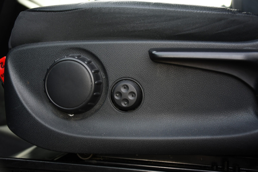 Mercedes-Benz Vito 116 CDI L2 Black Edition Camera, Cruise, LED, 164pk, Trekhaak, Leder, Multimedia, Automaat, Sensoren, Uniek!