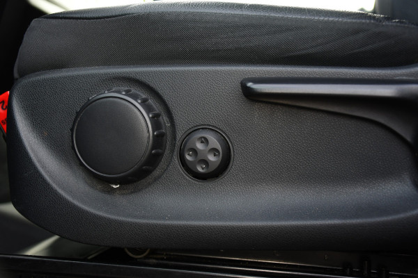 Mercedes-Benz Vito 116 CDI L2 Black Edition Camera, Cruise, LED, 164pk, Trekhaak, Leder, Multimedia, Automaat, Sensoren, Uniek!