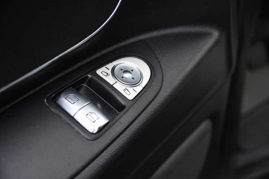 Mercedes-Benz Vito 116 CDI L2 Black Edition Camera, Cruise, LED, 164pk, Trekhaak, Leder, Multimedia, Automaat, Sensoren, Uniek!