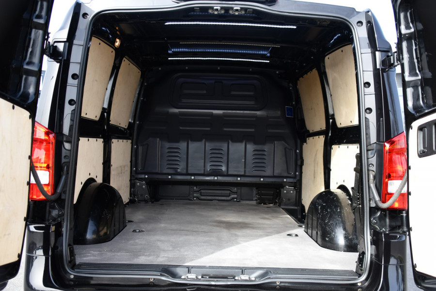 Mercedes-Benz Vito 116 CDI L2 Black Edition Camera, Cruise, LED, 164pk, Trekhaak, Leder, Multimedia, Automaat, Sensoren, Uniek!