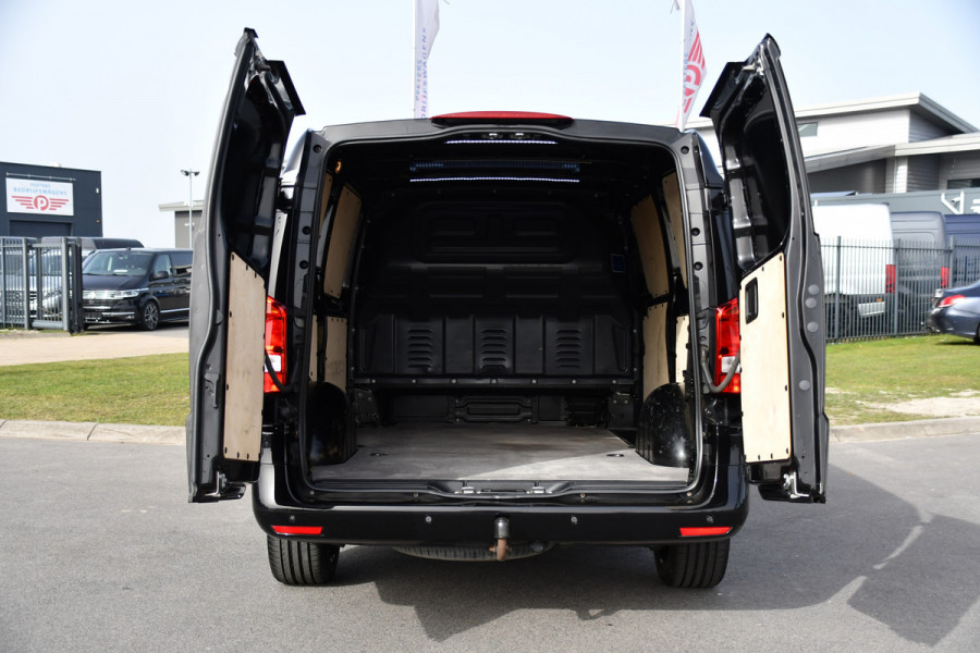 Mercedes-Benz Vito 116 CDI L2 Black Edition Camera, Cruise, LED, 164pk, Trekhaak, Leder, Multimedia, Automaat, Sensoren, Uniek!