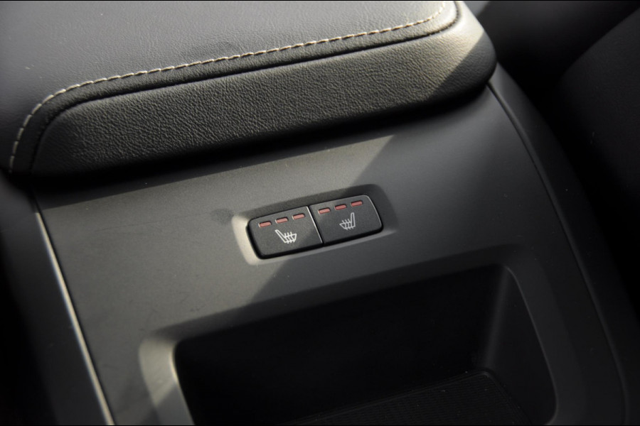 Volvo XC60 T6 350PK Plug-in hybrid AWD Ultra Black Edition / Navigatie / Adaptieve Cruise control / Head Up-Display / Panorama dak / Elektrische stoelen met geheugen / Stuurverwarming / Stoelverwarming v+a / 360 Camera /