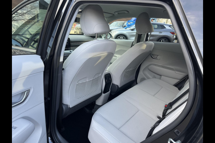 Hyundai Kona 1.6 GDI HEV Comfort Smart VAN €30.900,- NU VOOR SLECHTS €26.877,- Uw LENTEVOORDEEL €4.023,-| ELEK. ACHTERKLEP| STOEL + STUURVERWARMING| FABRIEKSGARANTIE HYUNDAI T/M 01-2029| DODE HOEK SENSOR| 360 CAMERA| ADAPTIVE CRUISE CONTROL|