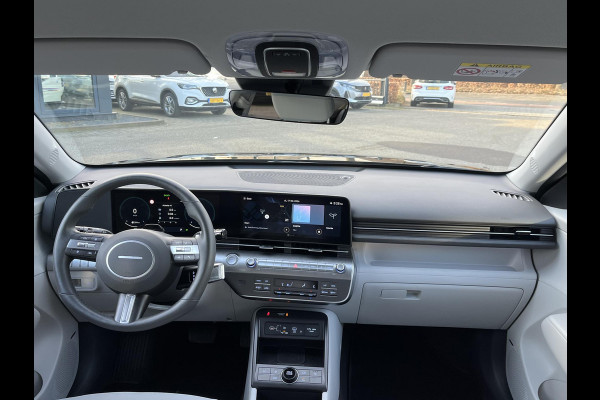 Hyundai Kona 1.6 GDI HEV Comfort Smart VAN €30.900,- NU VOOR SLECHTS €26.877,- Uw LENTEVOORDEEL €4.023,-| ELEK. ACHTERKLEP| STOEL + STUURVERWARMING| FABRIEKSGARANTIE HYUNDAI T/M 01-2029| DODE HOEK SENSOR| 360 CAMERA| ADAPTIVE CRUISE CONTROL|